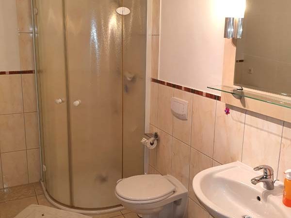 Badezimmer Apartment 1