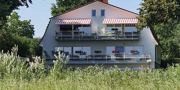 Blick vom See auf die Villa Seeschwalbe