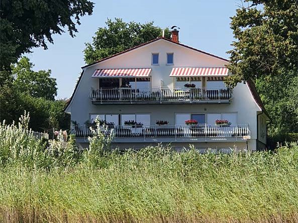 Blick vom See auf die Villa Seeschwalbe